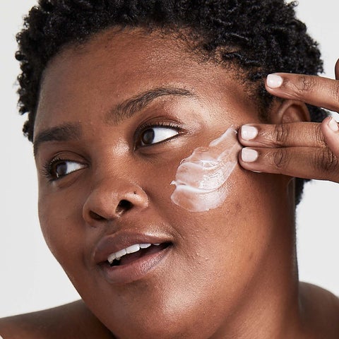 Should We Apply Oils or Moisturizers First?